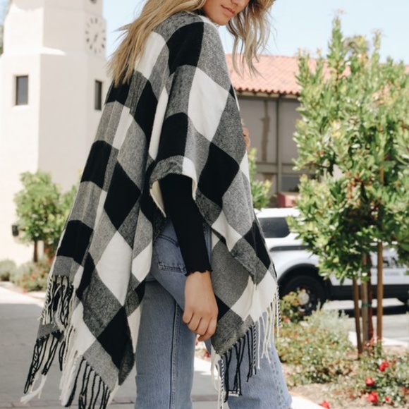 Cozy Buffalo Plaid Tassel Hem Poncho Shawl - Picture 7 of 8